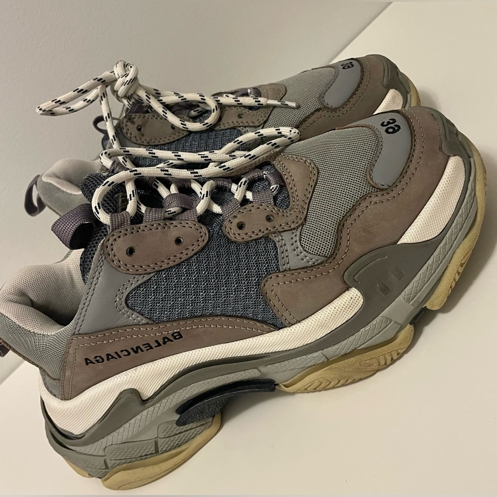 Authentic Balenciaga Triple S shoes 👟 come in box, extra shoe lace & dust bag🩶